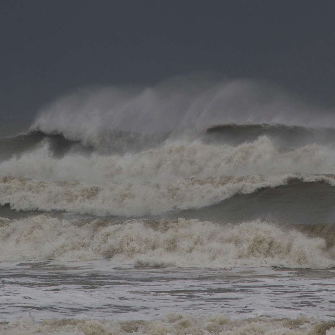 Read more about the article Rough Surf Dangers: UOI Spine Surgeon Chris McDonald Warns of Increased Injuries During Storms Like Hurricane Erin